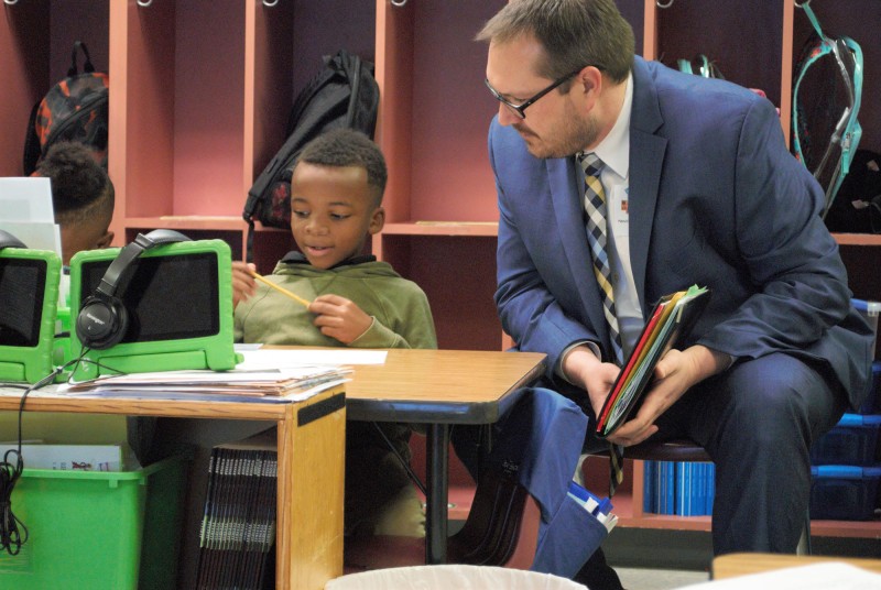 NIET President and COO Dr. Joshua Barnett visits Mansfield Elementary classroom